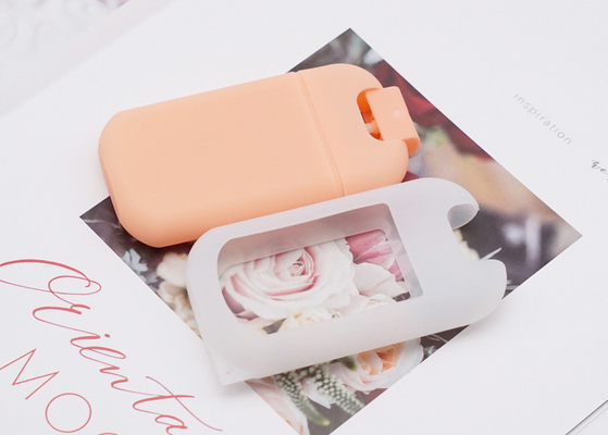 ゴム製場合のクレジット カードが付いているプラスチック オレンジ香水スプレーの噴霧器