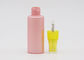 平らな肩のピンク ペット50ml小さいプラスチック スプレーは黄色いポンプとの詰め替え式をびん詰めにします