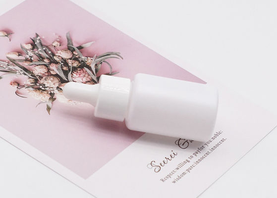 白いシリンダー ガラス点滴器のびん15mlの空の精油の化粧品